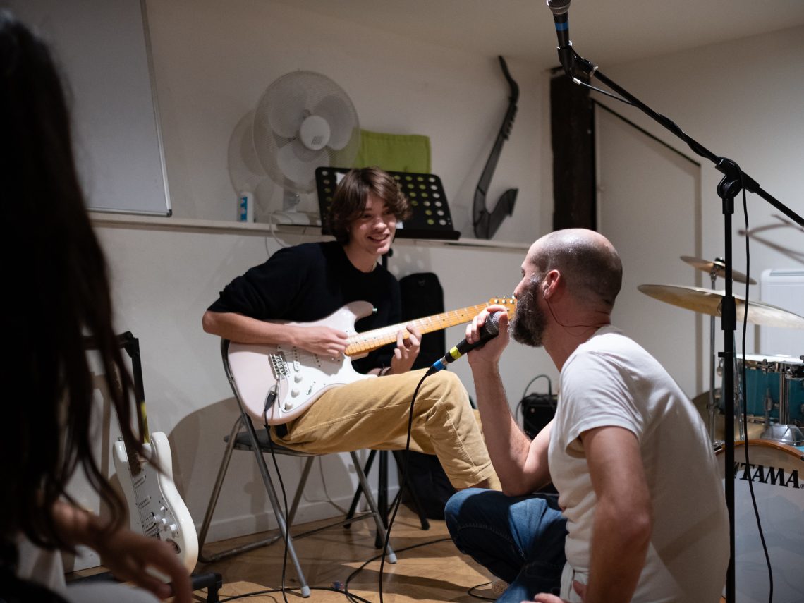 Stage musique à toulouse - association La Boîte à Outils - guitare et chant