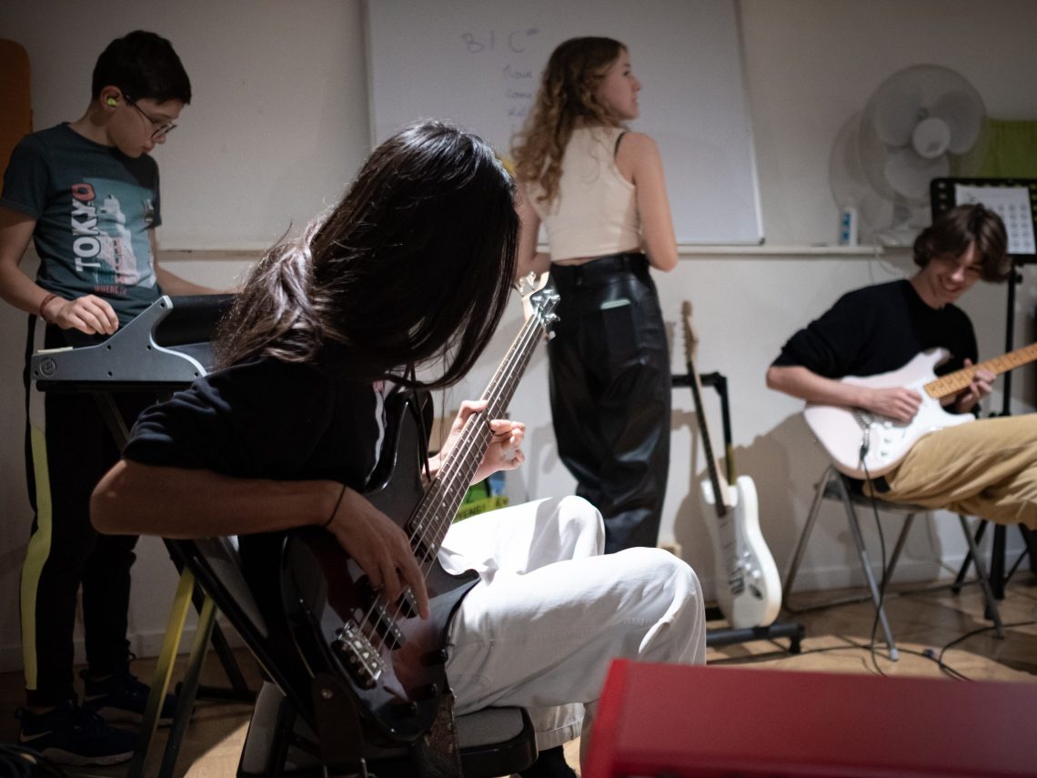 Stage musique à toulouse - association La Boîte à Outils - basse et bassiste